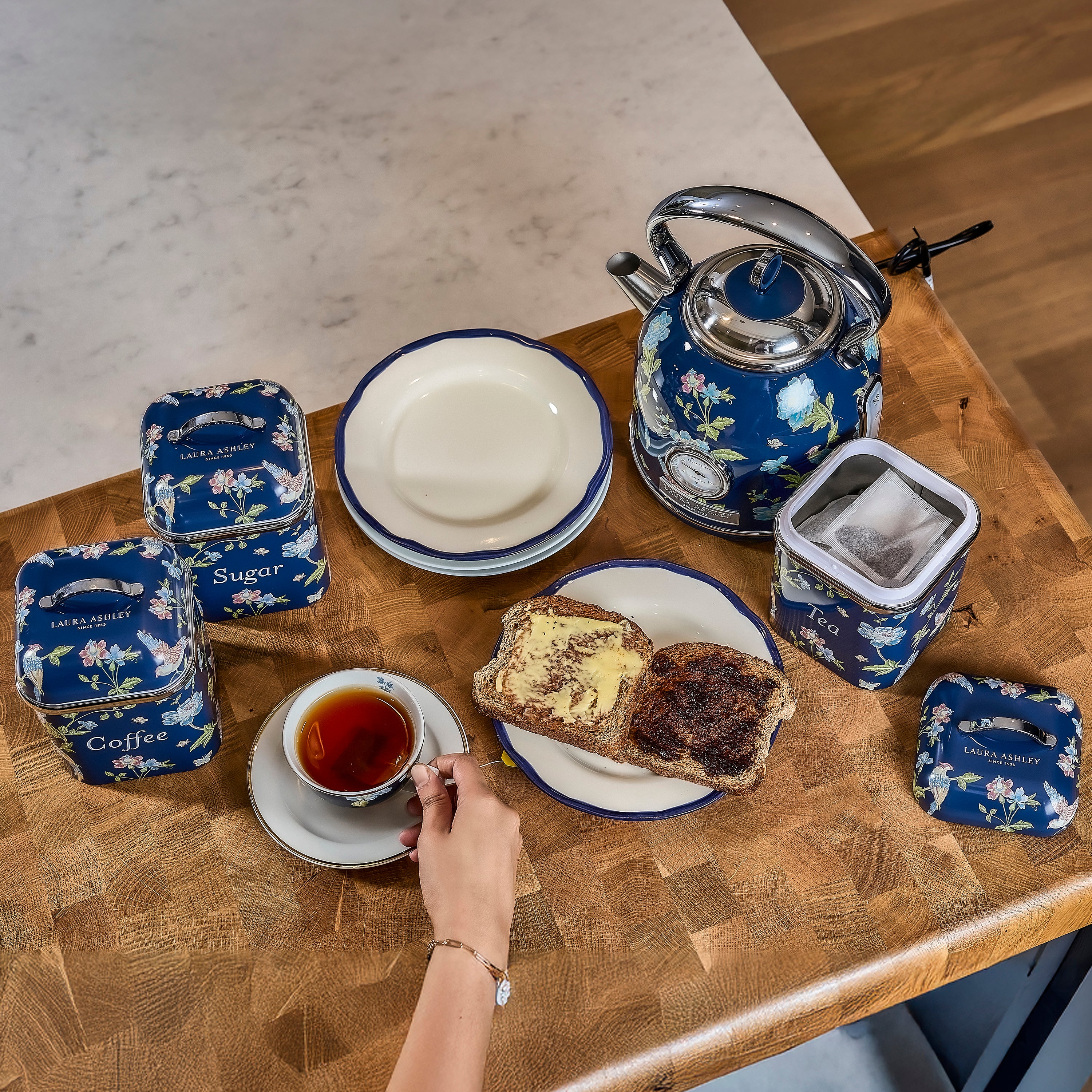 Laura Ashley’s 1.7L Dome Kettle – Fast Boil & Temperature Gauge