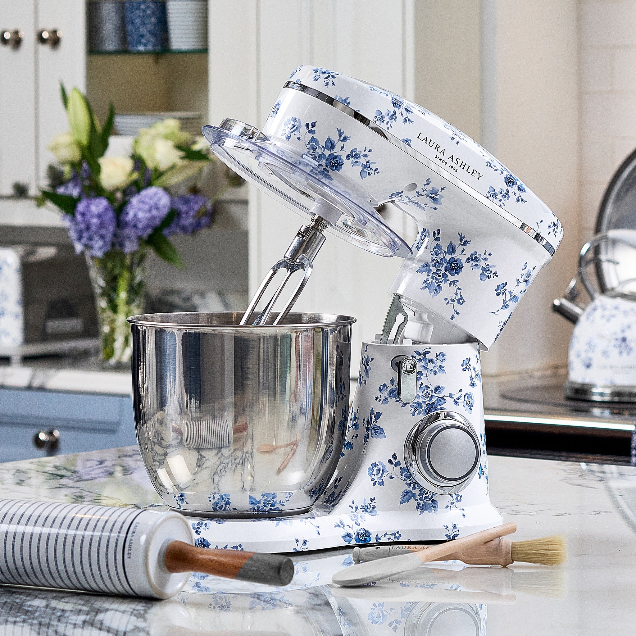 Laura Ashley’s 4.5L Lightweight Stand Mixer – 10-Speed Control