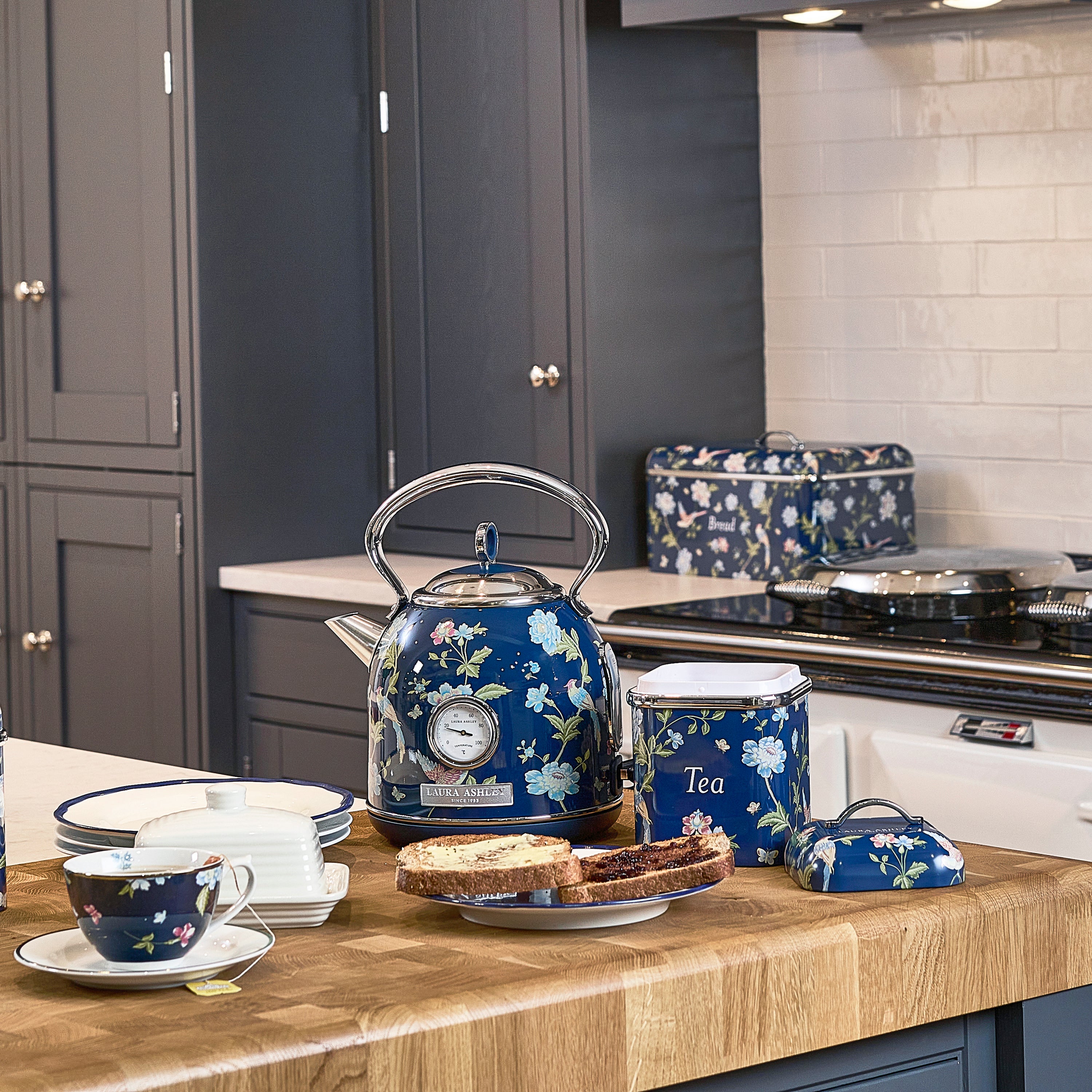 Laura Ashley’s 1.7L Dome Kettle – Fast Boil & Temperature Gauge