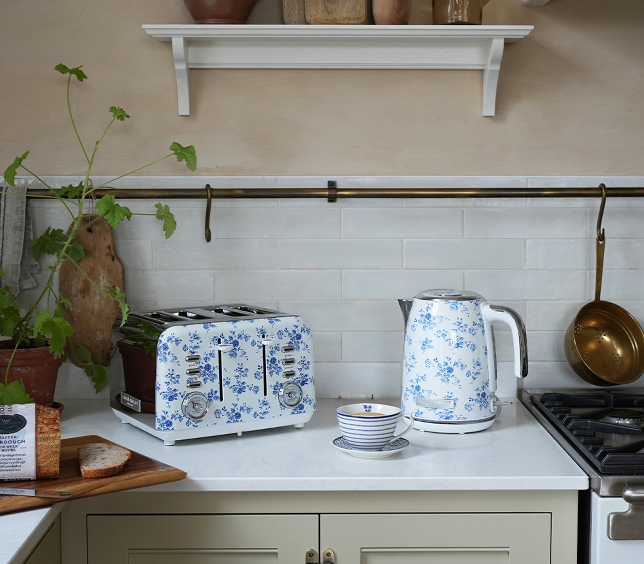 Laura Ashley’s 4-Slice Toaster – Multi-Function & 7 Heat Settings