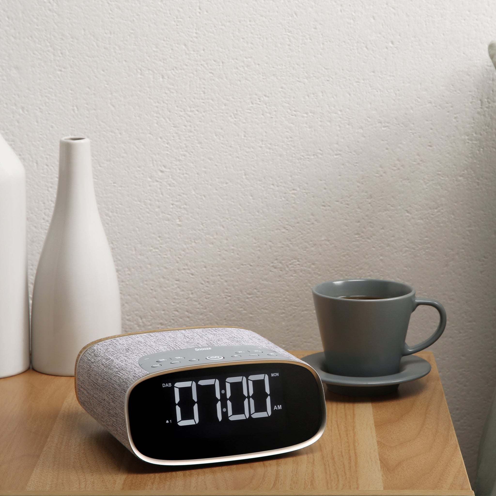 The MYVQ Lark is simply a beautiful bedside alarm clock radio. Making mornings a little more enjoyable with DAB / DAB+ Digital & FM Radio and also Bluetooth speaker.