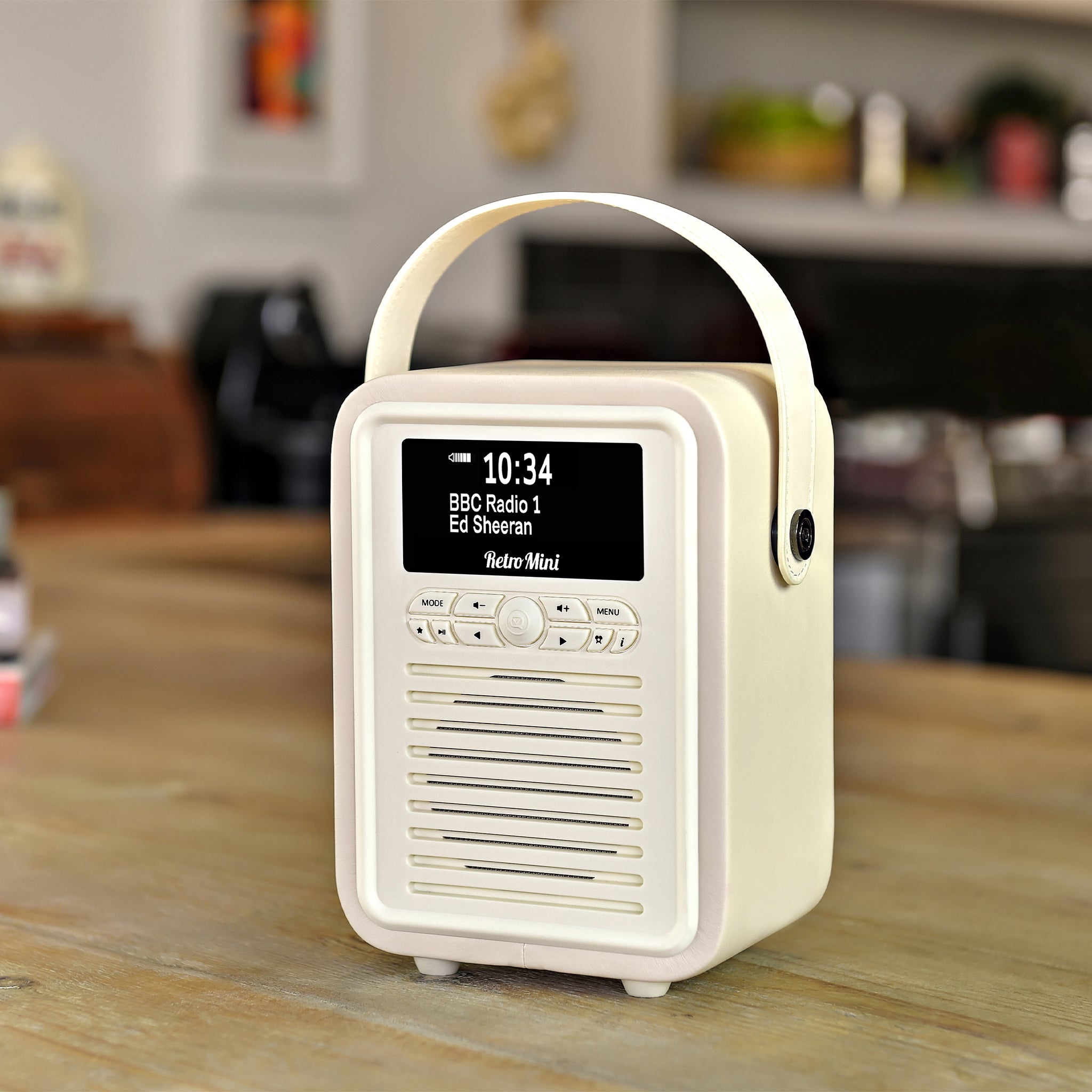 The MYVQ Retro Mini is one of the world’s most popular DAB/DAB+ Digital Radios. With comprehensive radio functionality, Bluetooth streaming, and vintage style in a choice of colours and designer prints.