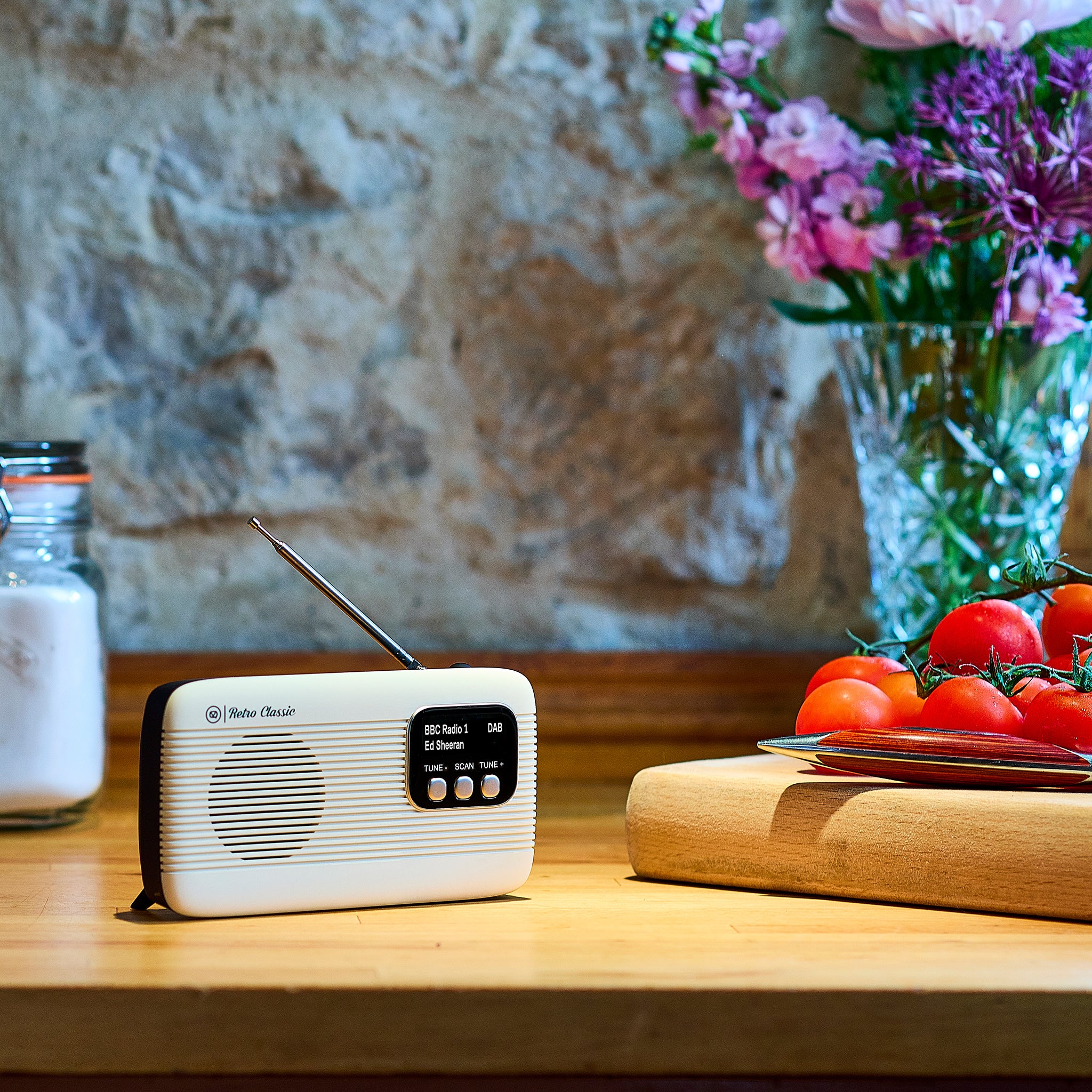 Retro Classic – Portable Radio with Bluetooth