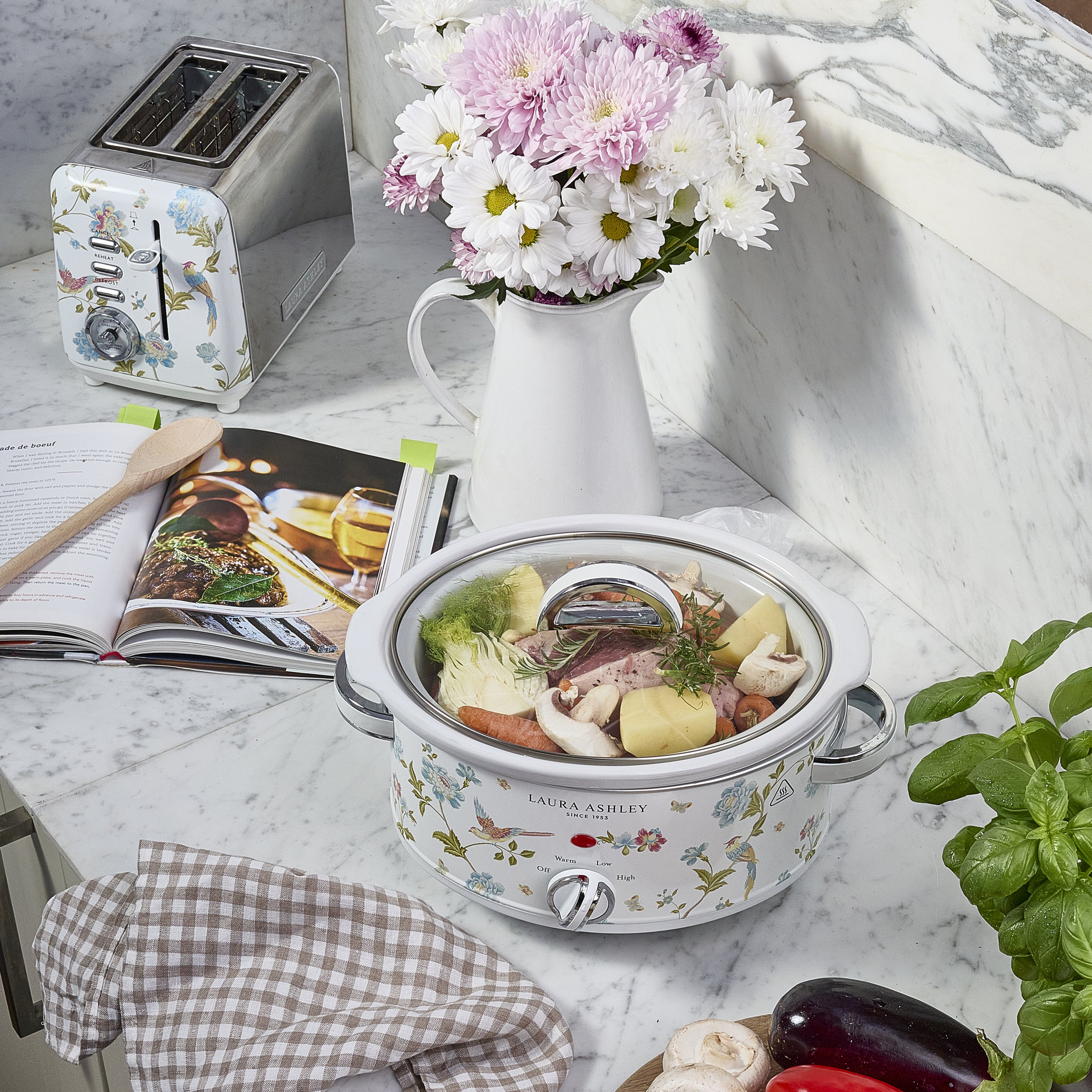 Laura Ashley’s 3.5L Slow Cooker – Adjustable Heat & Keep-Warm