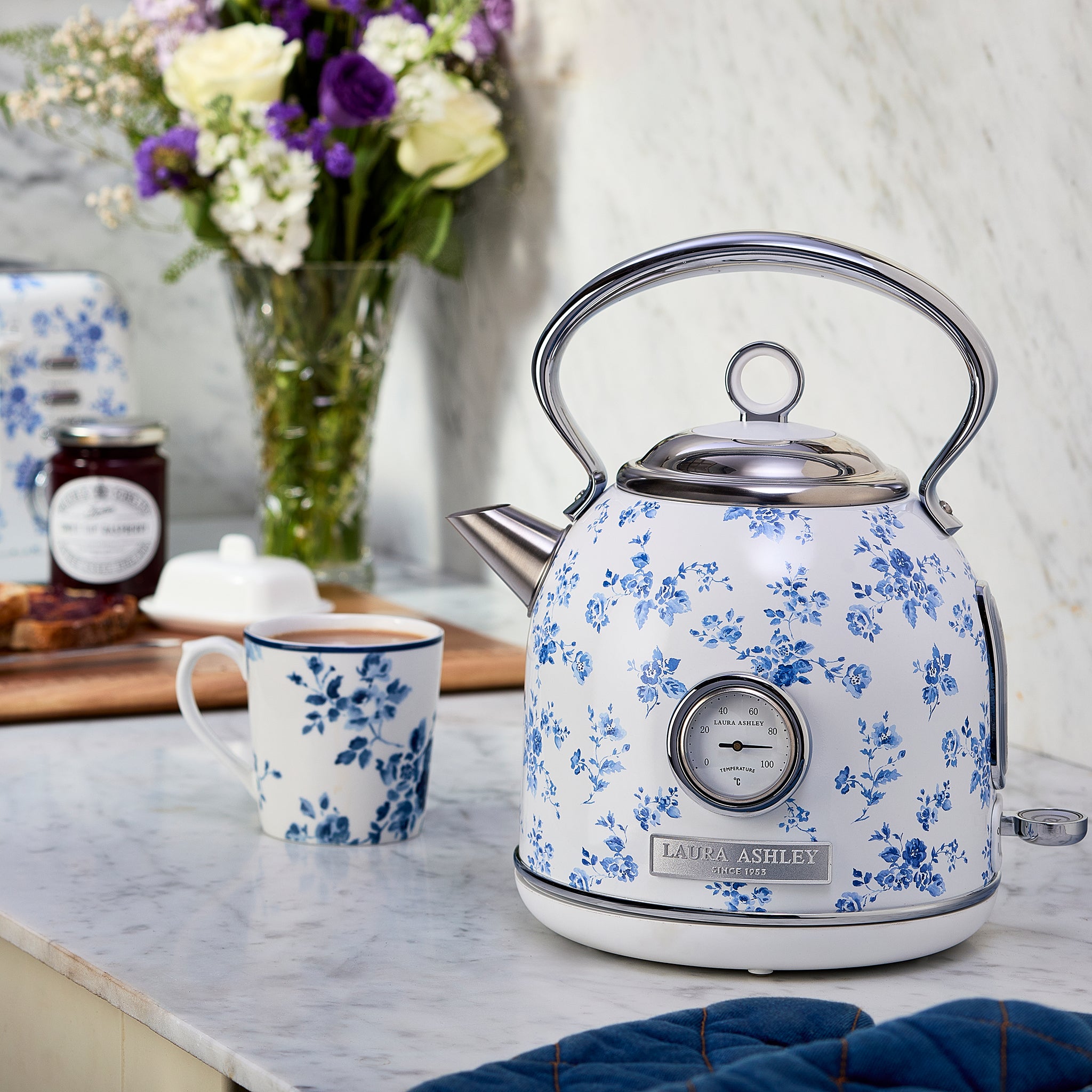 Laura Ashley’s 1.7L Dome Kettle – Fast Boil & Temperature Gauge