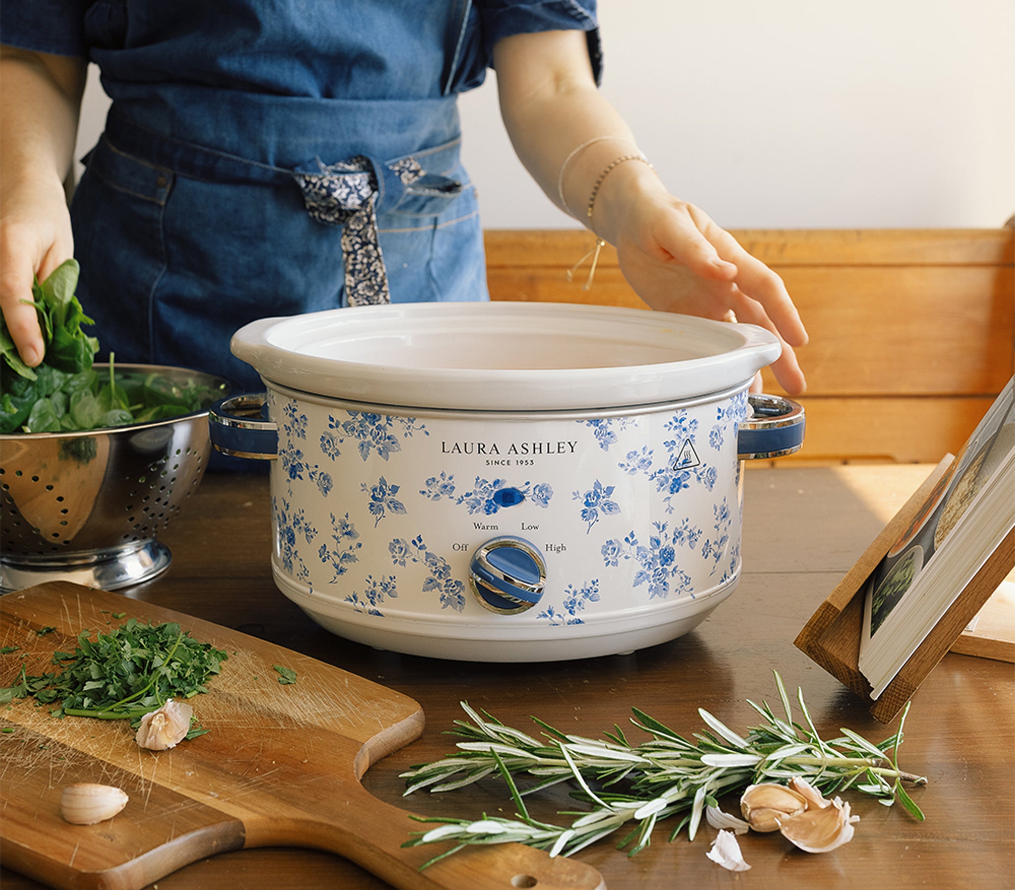 Laura Ashley’s 3.5L Slow Cooker – Adjustable Heat & Keep-Warm